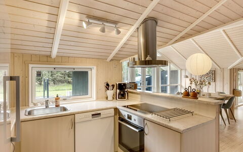 Sæby 670: Cuisine, Design Intérieur, Bois, Sol, Plafond, Comptoir, Sol, Luminaire, Appareil De Cuisine, Luminaire Plomberie
