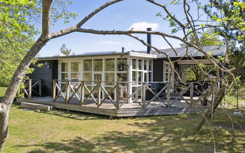 Olof - 100M from the Sea: Toit, Domicile, Porte, Chalet, Ombre, Siding, Cour, Biens, Arrière-Cour