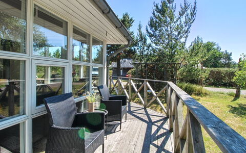 Olof - 100M from the Sea: Toit, Domicile, Porte, Chalet, Ombre, Siding, Cour, Biens, Arrière-Cour