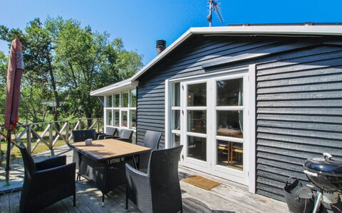 Olof - 100M from the Sea: Toit, Domicile, Porte, Chalet, Ombre, Siding, Cour, Biens, Arrière-Cour