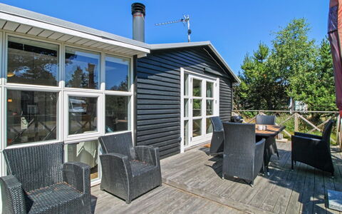 Olof - 100M from the Sea: Toit, Domicile, Porte, Chalet, Ombre, Siding, Cour, Biens, Arrière-Cour