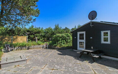 Olof - 100M from the Sea: Toit, Domicile, Porte, Chalet, Ombre, Siding, Cour, Biens, Arrière-Cour