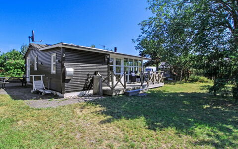 Olof - 100M from the Sea: Toit, Domicile, Porte, Chalet, Ombre, Siding, Cour, Biens, Arrière-Cour