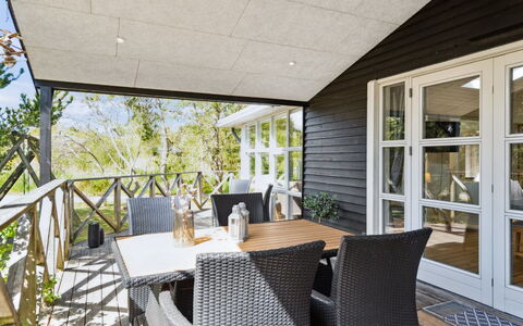 Olof - 100M from the Sea: Toit, Domicile, Porte, Chalet, Ombre, Siding, Cour, Biens, Arrière-Cour