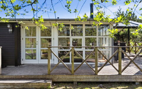 Olof - 100M from the Sea: Toit, Domicile, Porte, Chalet, Ombre, Siding, Cour, Biens, Arrière-Cour