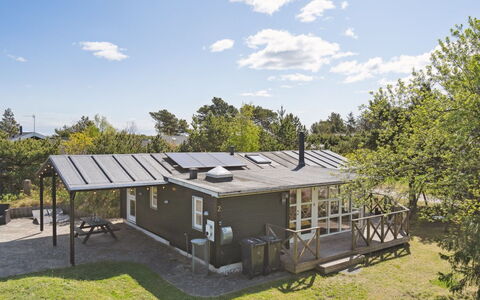 Olof - 100M from the Sea: Toit, Domicile, Porte, Chalet, Ombre, Siding, Cour, Biens, Arrière-Cour