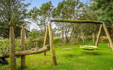 Ulli - 1.6Km from the Sea: Bois, Équipement Extérieur Play, Jardin, Balançoire, Pelouse, Arrière-Cour, Parc, Terrain De Jeux, Ombre, Aménagement Paysager
