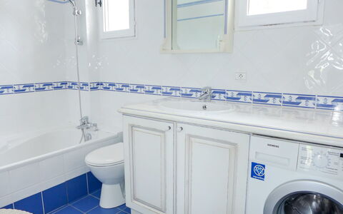 Roquebrune sur Argens 150: Buanderie, Sécheuse, Propriété, Machine À Laver, Luminaire Plomberie, Robinet, Évier, Miroir, Bleu Azur, Salle De Bains