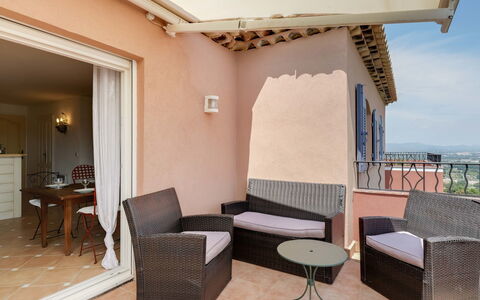 Roquebrune sur Argens 150: Meubles, Propriété, Table, Bois, Ombre, Confort, Plante, Salon, Bâtiment, Éclairage