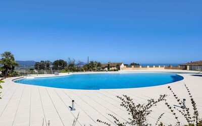 Roquebrune sur Argens 150: L'Eau, Ciel, Plante, Piscine, Bleu Azur, Arbre, Rectangle, Ombre, Loisir, Design Urbain