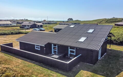 Hroswitha - 100M from the Sea: Toit, Domicile, Porte, Chalet, Ombre, Siding, Cour, Biens, Arrière-Cour