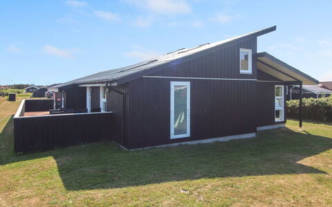 Hroswitha - 100M from the Sea: Toit, Domicile, Porte, Chalet, Ombre, Siding, Cour, Biens, Arrière-Cour