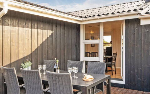 Hroswitha - 100M from the Sea: Toit, Domicile, Porte, Chalet, Ombre, Siding, Cour, Biens, Arrière-Cour