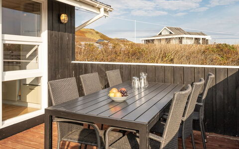Hroswitha - 100M from the Sea: Toit, Domicile, Porte, Chalet, Ombre, Siding, Cour, Biens, Arrière-Cour