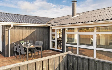 Hroswitha - 100M from the Sea: Toit, Domicile, Porte, Chalet, Ombre, Siding, Cour, Biens, Arrière-Cour