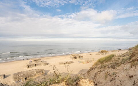 Hroswitha - 100M from the Sea: Toit, Domicile, Porte, Chalet, Ombre, Siding, Cour, Biens, Arrière-Cour