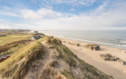 Hroswitha - 100M from the Sea: Toit, Domicile, Porte, Chalet, Ombre, Siding, Cour, Biens, Arrière-Cour