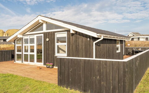 Hroswitha - 100M from the Sea: Toit, Domicile, Porte, Chalet, Ombre, Siding, Cour, Biens, Arrière-Cour