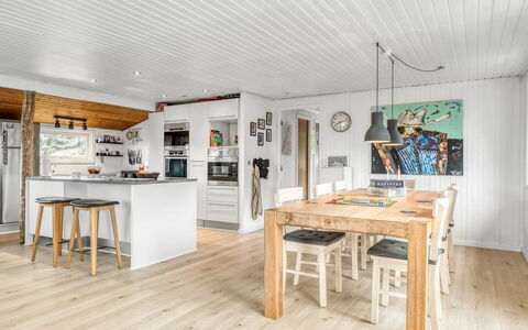 Druscilla - 650M from the Sea: Sol, Bois, Parquet, Plafond, Sol, Meubles, Design Intérieur, Cuisine, Comptoir, Table Cuisine Et Salle A Manger