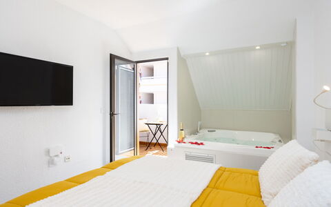 Deluxe Altemar: Meubles, Bâtiment, Ciel, Arbre, Design Intérieur, Plante, Maison, Loisir, Ombre, Chaise