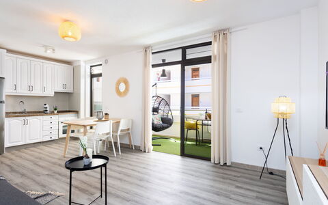 Deluxe Altemar: Meubles, Bâtiment, Ciel, Arbre, Design Intérieur, Plante, Maison, Loisir, Ombre, Chaise