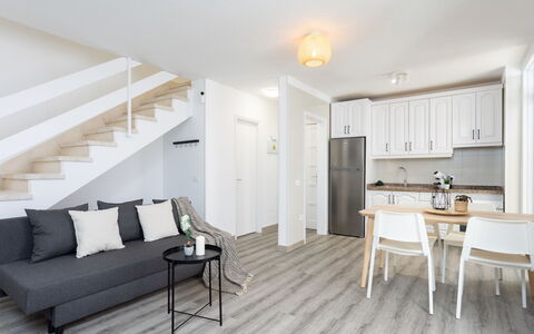 Deluxe Altemar: Meubles, Bâtiment, Ciel, Arbre, Design Intérieur, Plante, Maison, Loisir, Ombre, Chaise
