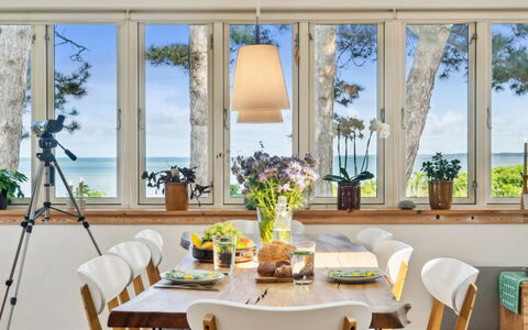 Varma - 25M from the Sea: Appartement, Ombre, Balcon, Chaise, Clôture, Mobilier De Jardin, Aluminium, Gazon Artificiel