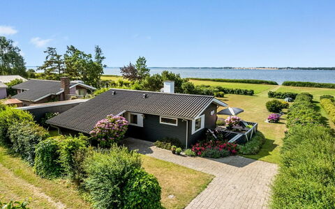 Eddy - 50M from the Sea: Toit, Maison, Lot Terre, Domicile, Chalet, Biens, Batiments Jardin, Ombre, Cabane En Rondins, Aménagement Paysager