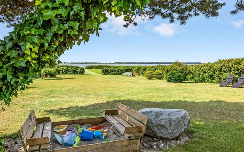 Eddy - 50M from the Sea: Toit, Maison, Lot Terre, Domicile, Chalet, Biens, Batiments Jardin, Ombre, Cabane En Rondins, Aménagement Paysager