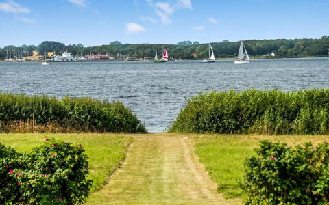 Eddy - 50M from the Sea: Toit, Maison, Lot Terre, Domicile, Chalet, Biens, Batiments Jardin, Ombre, Cabane En Rondins, Aménagement Paysager