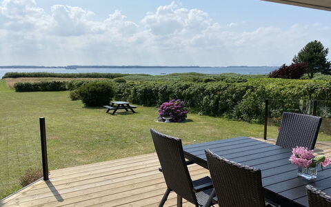 Eddy - 50M from the Sea: Toit, Maison, Lot Terre, Domicile, Chalet, Biens, Batiments Jardin, Ombre, Cabane En Rondins, Aménagement Paysager