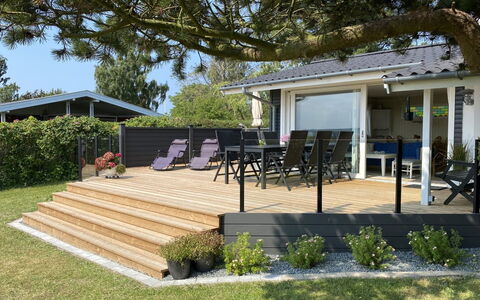 Eddy - 50M from the Sea: Toit, Maison, Lot Terre, Domicile, Chalet, Biens, Batiments Jardin, Ombre, Cabane En Rondins, Aménagement Paysager