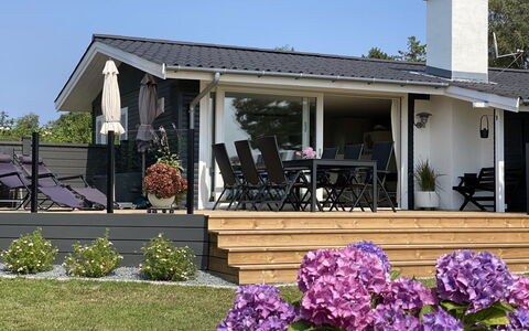 Eddy - 50M from the Sea: Toit, Maison, Lot Terre, Domicile, Chalet, Biens, Batiments Jardin, Ombre, Cabane En Rondins, Aménagement Paysager