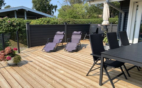 Eddy - 50M from the Sea: Toit, Maison, Lot Terre, Domicile, Chalet, Biens, Batiments Jardin, Ombre, Cabane En Rondins, Aménagement Paysager