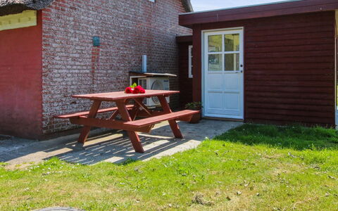 Saarah - 25Km from the Sea: Toit, Maison, Domicile, Chalet, Porte, Siding, Plate-Forme, Porche, Planche, Dur