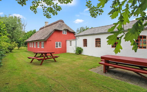 Saarah - 25Km from the Sea: Toit, Maison, Domicile, Chalet, Porte, Siding, Plate-Forme, Porche, Planche, Dur