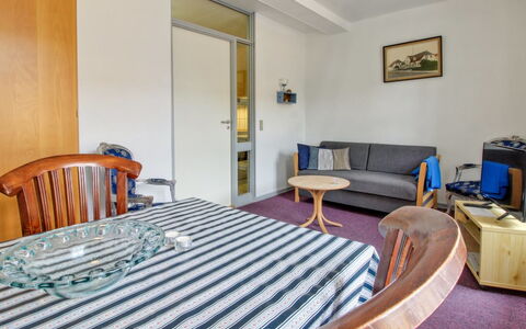 Herman - 22Km from the Sea: Bâtiment, Maison, Fenêtre, Domicile, Toit, Zone Résidentielle, Arbuste, Chalet, Lot Terre