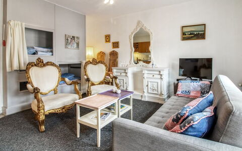 Ahvo - 22Km from the Sea: Meubles, Design Intérieur, Sol, Sol, Pièce, Canapé, Salon, Plafond, Cadre, Éclairage