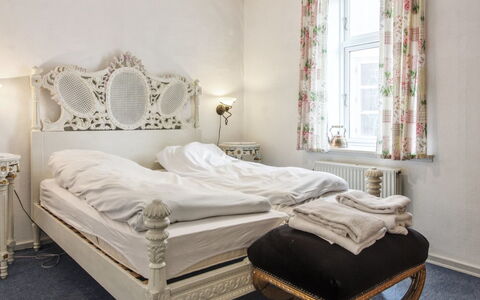 Ahvo - 22Km from the Sea: Meubles, Lit, Chambre, Design Intérieur, Literie, Mur, Drap De Lit, Sol, Linge, Sol