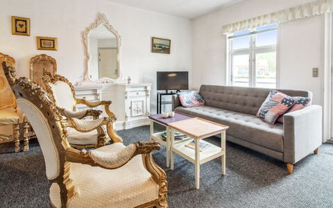 Ahvo - 22Km from the Sea: Meubles, Design Intérieur, Sol, Canapé, Bois, Sol, Pièce, Salon, Éclairage, Plafond