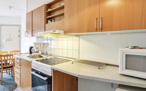 Ahvo - 22Km from the Sea: Sol, Design Intérieur, Cuisine, Comptoir, Appareil De Cuisine, Sol, Meubles, Principaux Appliance, Bois, Cabinetry