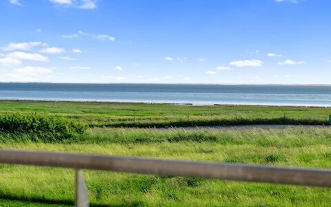 Antomine - 100M from the Sea: Bois, Jardin, Arrière-Cour, Lot Terre, Domicile, Toit, Ombre, Plate-Forme, Dur, Cour