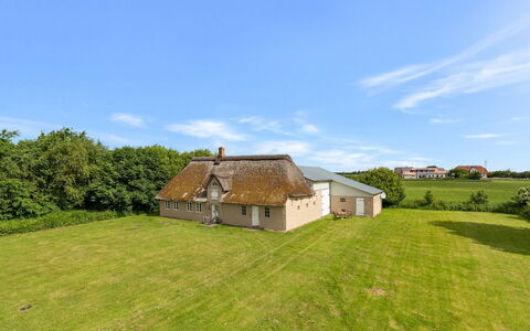 Thorarin - 25Km from the Sea: Toit, Maison, Lot Terre, Domicile, Chalet, Biens, Batiments Jardin, Ombre, Cabane En Rondins, Aménagement Paysager