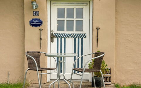 Thorarin - 25Km from the Sea: Toit, Maison, Lot Terre, Domicile, Chalet, Biens, Batiments Jardin, Ombre, Cabane En Rondins, Aménagement Paysager
