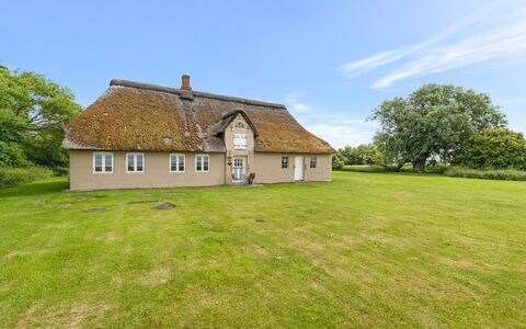 Thorarin - 25Km from the Sea: Toit, Maison, Lot Terre, Domicile, Chalet, Biens, Batiments Jardin, Ombre, Cabane En Rondins, Aménagement Paysager
