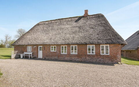 Inda - 10Km from the Sea: Herbe, Maison, Toit, Domicile, Chalet, Arbuste, Lot Terre, Zone Rurale, Ferme, Couverture De Sol