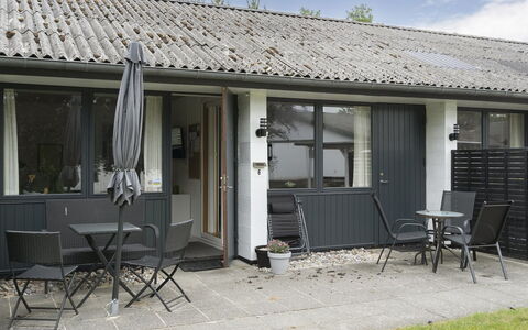 Skarthi - 20Km from the Sea: Bleu, Arbuste, Chalet, Couverture De Sol, Jardin, Biens, Ombre, Aménagement Paysager, Ferme, Eco Hôtel