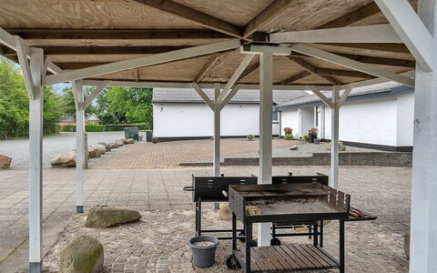 Skarthi - 20Km from the Sea: Bleu, Arbuste, Chalet, Couverture De Sol, Jardin, Biens, Ombre, Aménagement Paysager, Ferme, Eco Hôtel