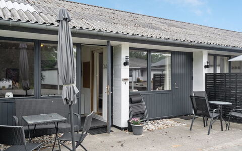 Arne - 20Km from the Sea: Bleu, Arbuste, Chalet, Couverture De Sol, Jardin, Biens, Ombre, Aménagement Paysager, Ferme, Eco Hôtel