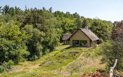 Ingeborg - 100M to the Fjord: Toit, Maison, Domicile, Chalet, Siding, Biens, Allée, Batiments Jardin, Cour, Cabanon